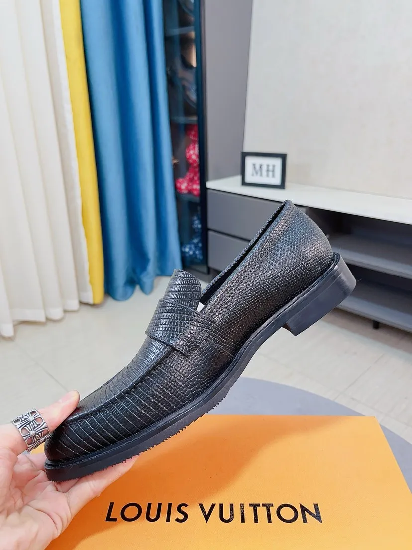 Men's shoes💰438🌹🌹【Louis Vuitton] LV official website synchronizes casual formal leather shoes, imported Italian first-layer calfskin, the leather feels natural and comfortable, and the flowing shoe body design embodies an extraordinary superior wearing experience. Smooth and tight hand-stitched seams achieve extraordinary noble taste. The lining is made of cowhide, which is high-end, comfortable and breathable, telling the man's high-spirited heart. Number of items in stock: 38-44 45 can be customized.